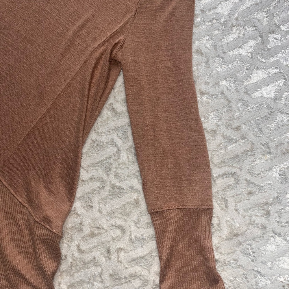 Cupio Tan camel Long Sleeve V-Neck Top ribbed hems large - Picture 2 of 5